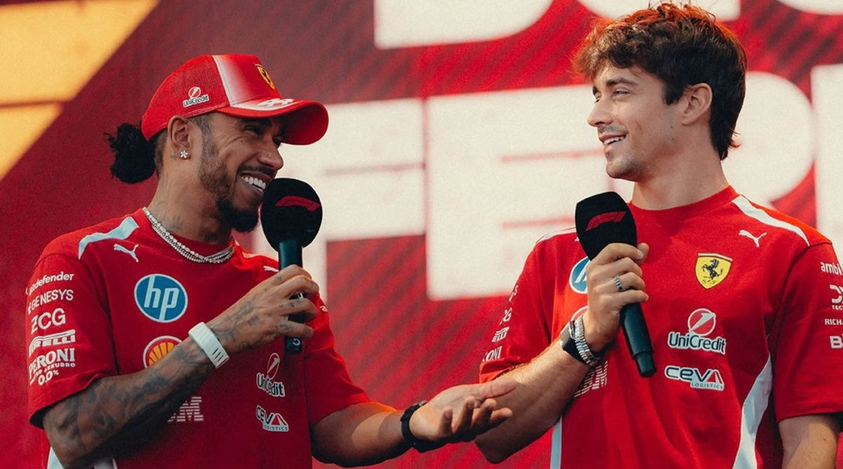 Lewis Hamilton 與 Charles Leclerc 身穿 Ferrari 紅色車隊服裝接受採訪