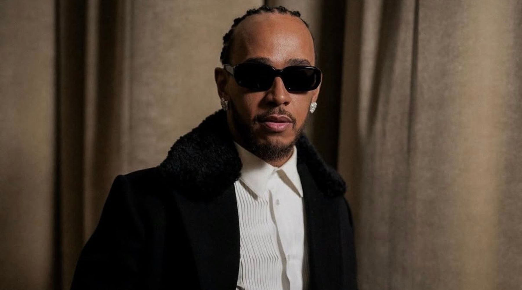 七屆世界冠軍 Lewis Hamilton 於巴黎時裝週場外現身,身穿 Dior 灰色套裝,展現圍場時尚與中性穿搭風格。