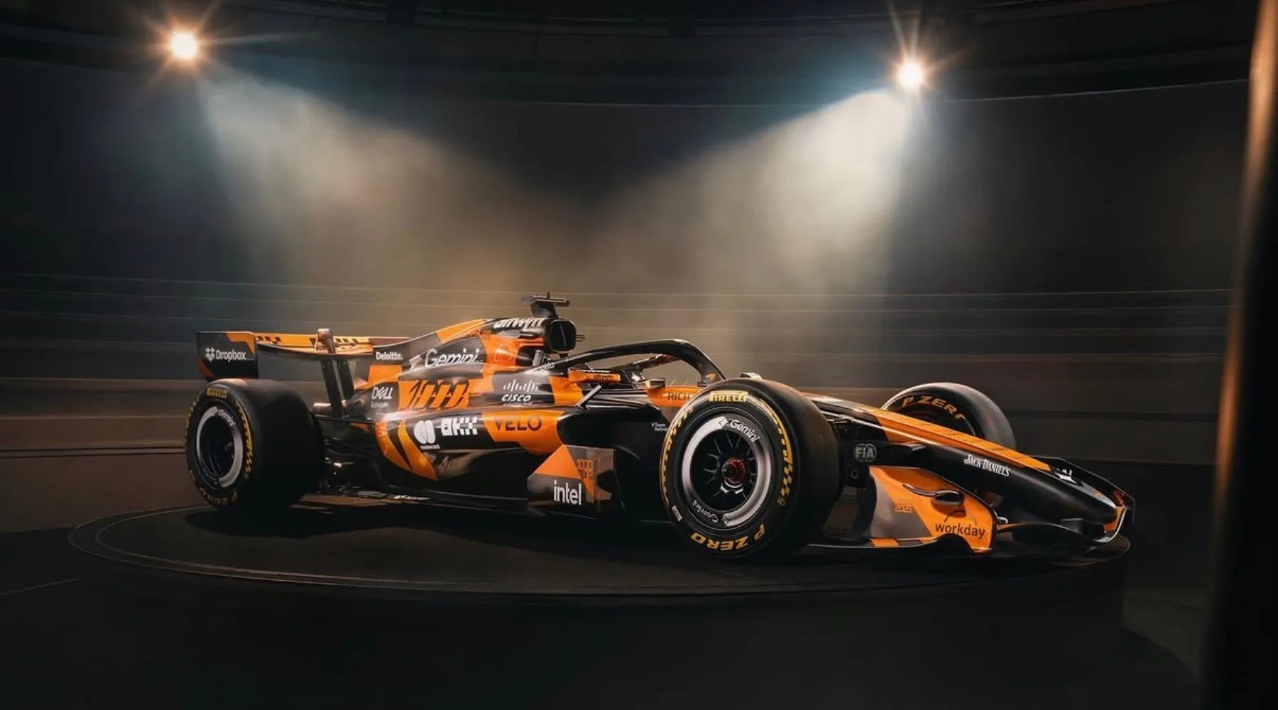 McLaren MCL40 賽車棚拍照,呈現短齒比設定帶來的起跑與低速加速優勢
