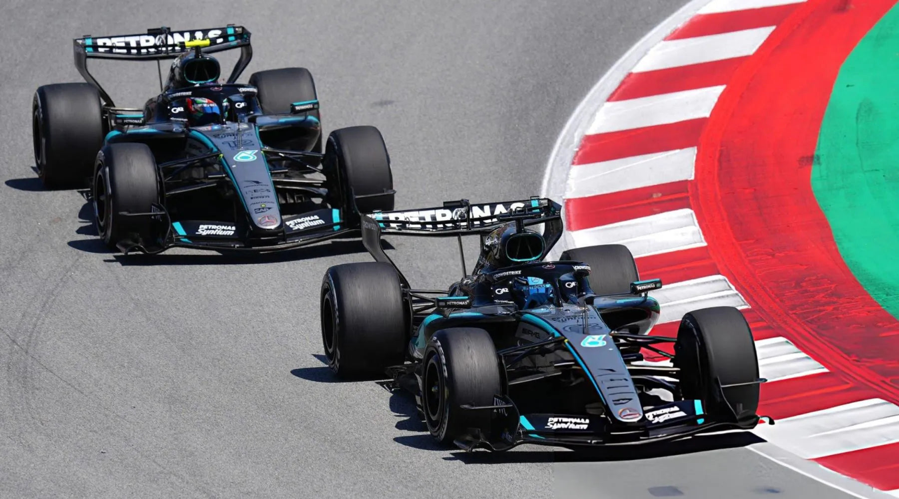 兩台 Mercedes F1 賽車在賽道上並排行駛,象徵車隊本季面臨電池模組可靠性問題與動力單元故障隱憂。