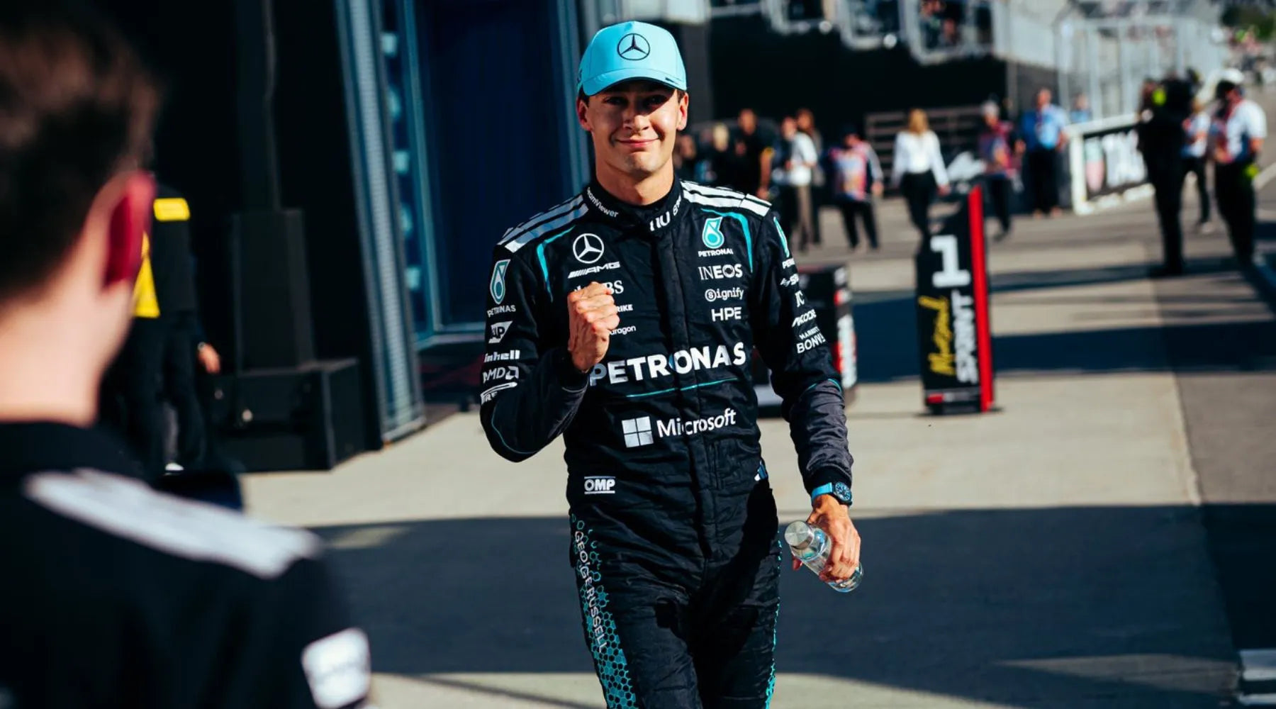 Mercedes 車手 George Russell 在加拿大站賽道旁行走,展現 Mercedes 於加拿大站的強勢表現