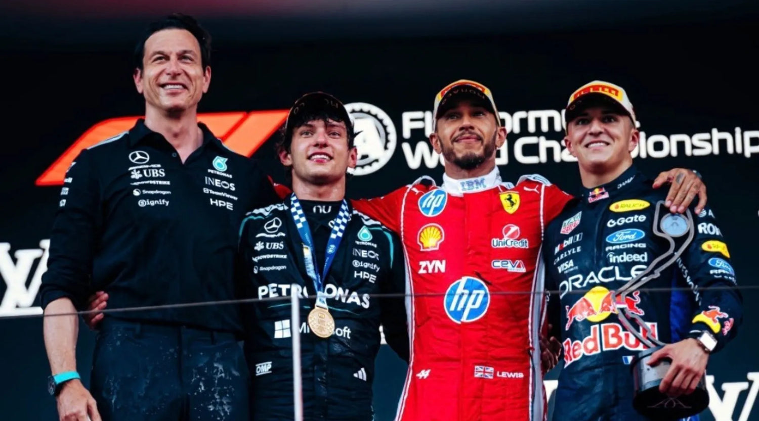Kimi Antonelli 在 2026 摩納哥大獎賽奪冠後，與 Lewis Hamilton、Isack Hadjar 一同站上頒獎台合影