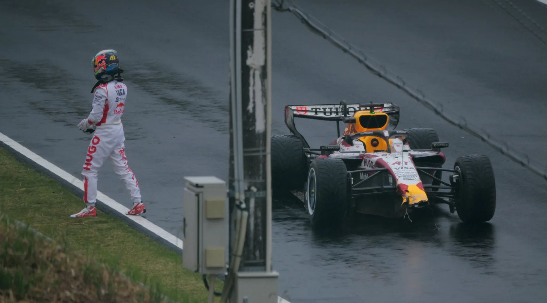 Arvid Lindblad 鈴鹿賽道雨中測試失控撞車，進行 Pirelli 2027 F1 輪胎開發測試