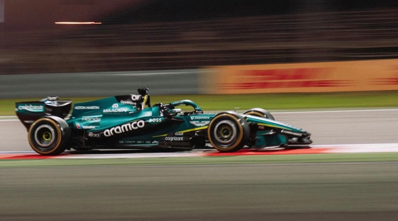 AstonMartin 賽車 AMR26 在巴林賽道進行測試