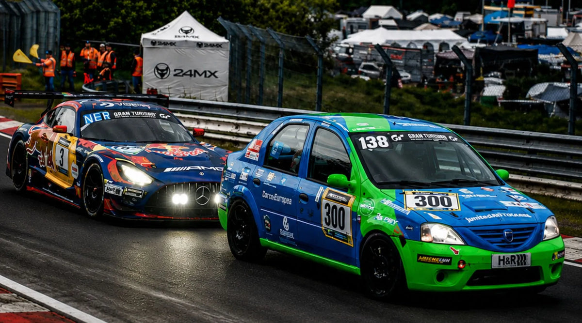 Dacia Logan 在濕滑的 Nürburgring 賽道上遭 GT3 賽車高速追擊，形成巨大性能反差