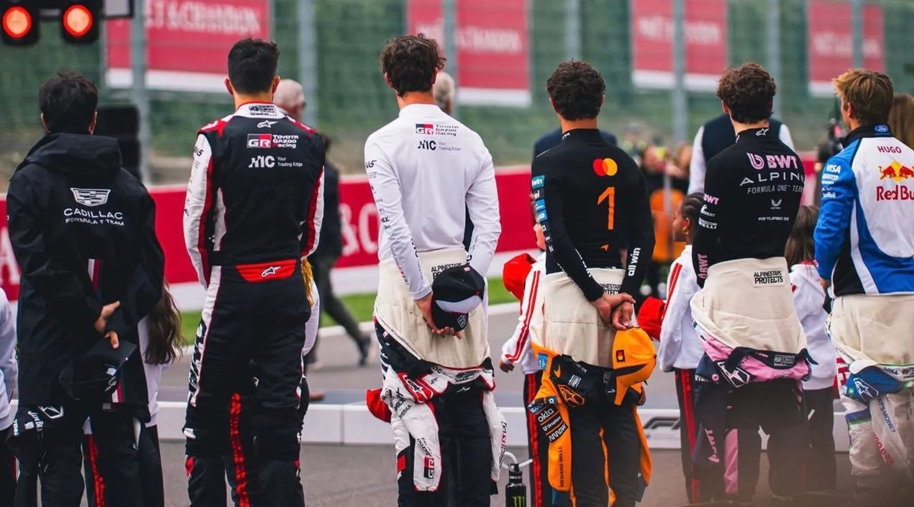 F1 多位車手在 Spa 起跑前準備，2026 年 AI 能量管理演算法改變車手與賽車的控制方式。