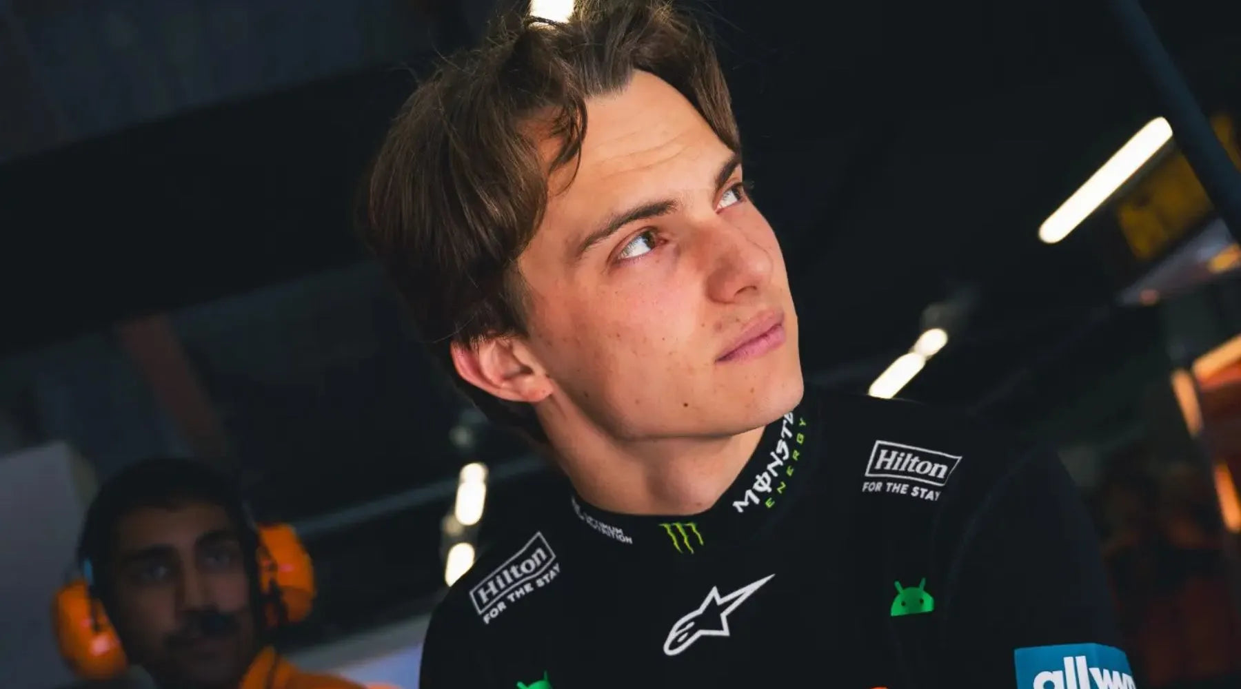 Oscar Piastri 在匈牙利大獎賽賽前神情嚴肅，賽後怒批 Carlos Sainz 無視藍旗導致碰撞。