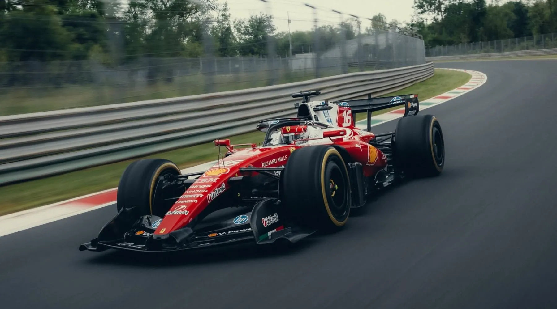 Ferrari 2026 賽車在賽道上奔馳，象徵小尺寸渦輪帶來的起跑優勢