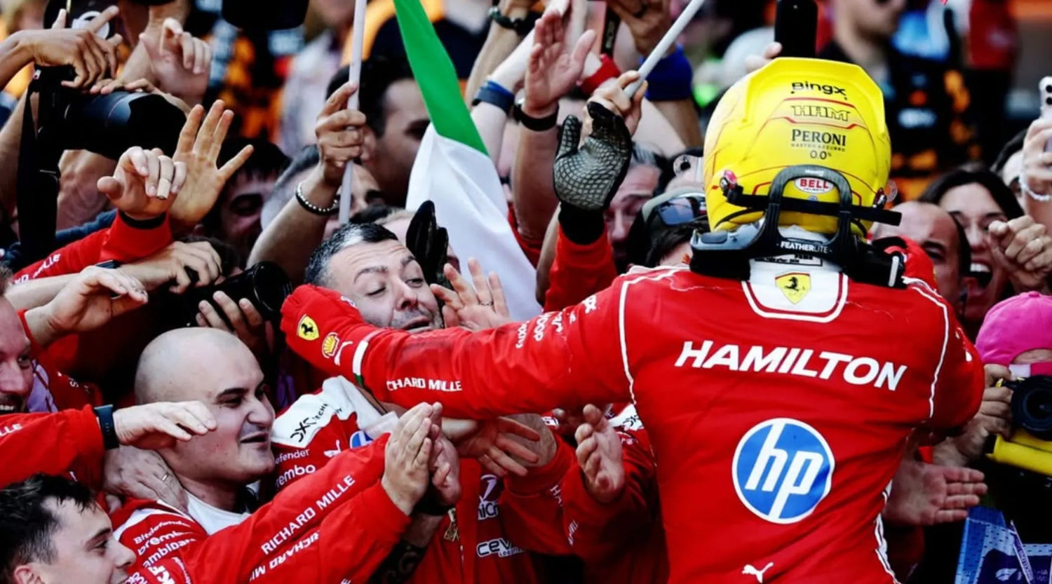 Lewis Hamilton 穿著 Ferrari 賽車服在巴塞隆納站與車隊成員慶祝，象徵 SF-26 升級後競爭力提升