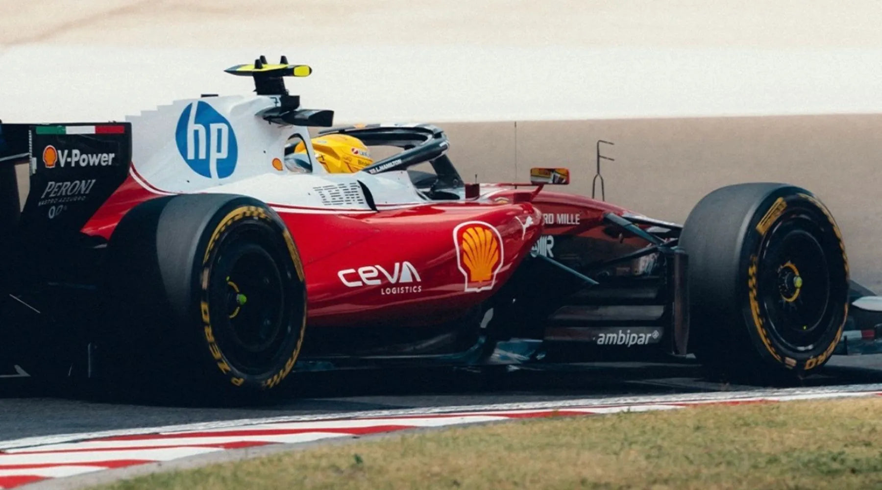 Ferrari 賽車於匈牙利 Hungaroring 練習賽行駛，FIA 關注賽道柏油剝離與抓地力問題。