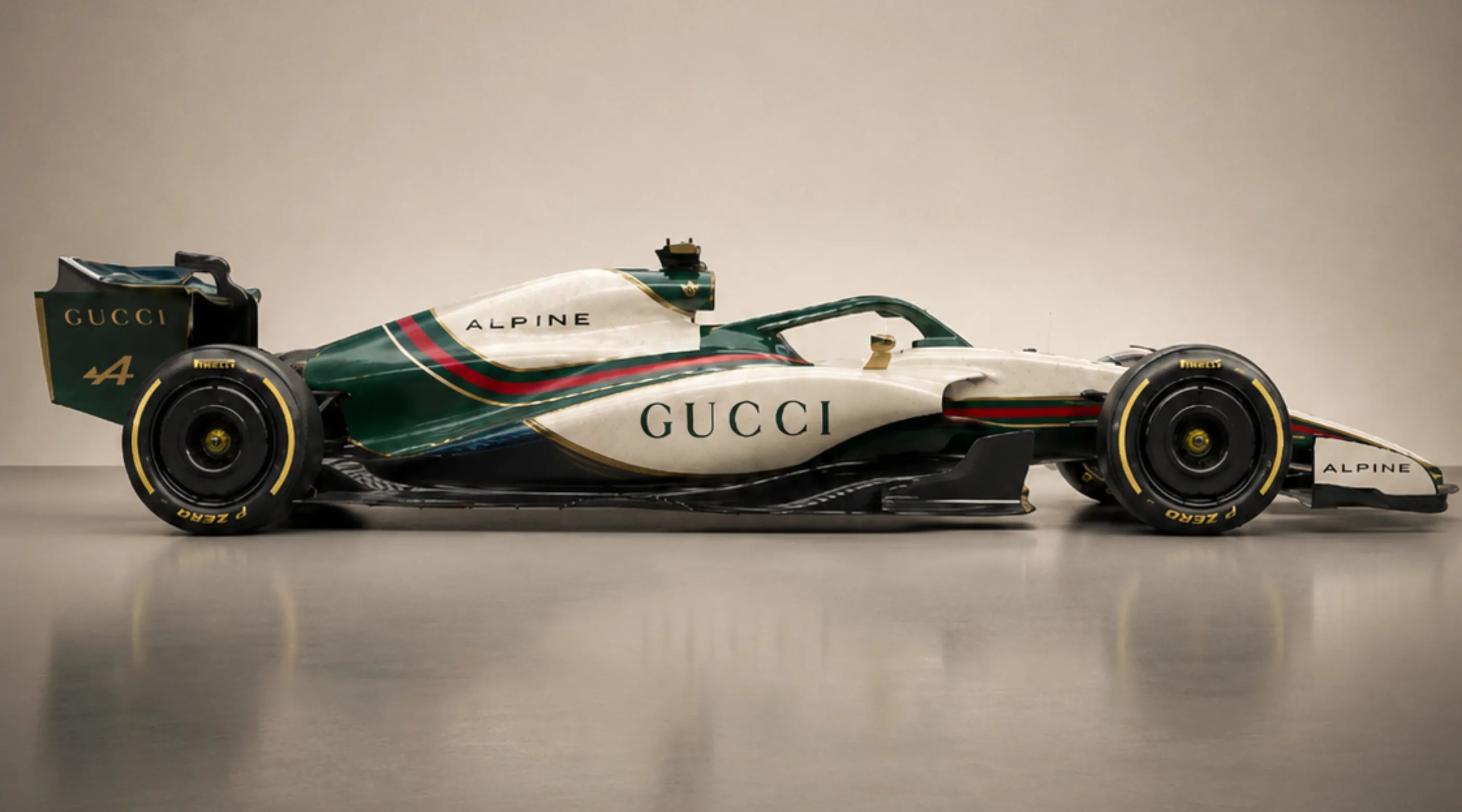 Gucci 與 Alpine 合作後的 F1 賽車概念塗裝，融合 Gucci 綠紅配色與 Alpine 車隊元素