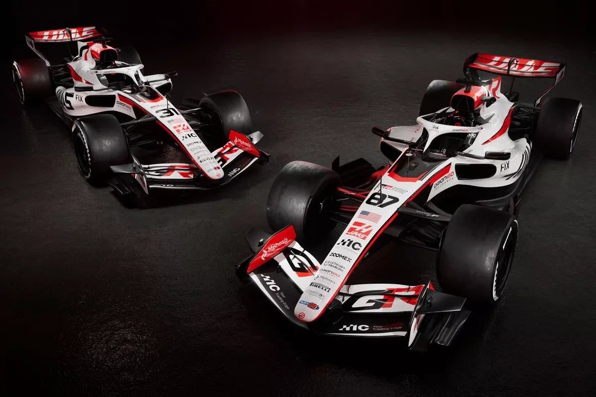 2026 Haas F1 Team VF-26 賽車塗裝渲染圖，展示車身側面大幅度標示 Toyota Gazoo Racing (TGR) 品牌 Logo 與黑白紅三色競技視覺。