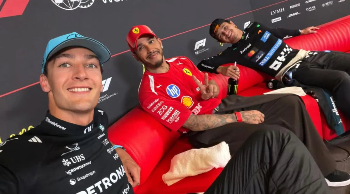Lewis Hamilton、George Russell 與 Lando Norris 在巴塞隆納大獎賽賽後合影，呈現 Ferrari、Mercedes 與 McLaren 車手同場互動的畫面