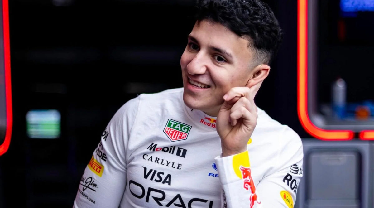 Isack Hadjar 身穿 Red Bull 車隊服裝，紅牛宣布與他續約至 2027 年