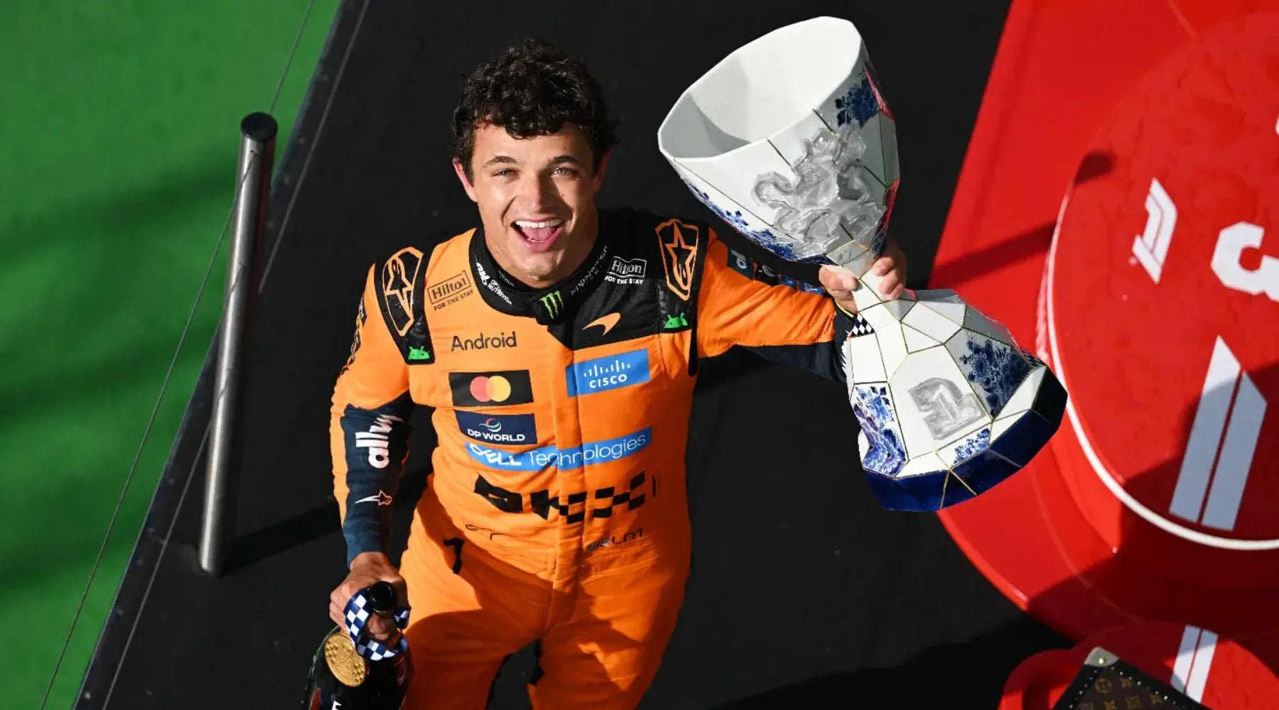 Lando Norris 駕駛 McLaren 在 2026 F1 匈牙利大獎賽奪冠後舉起獎盃