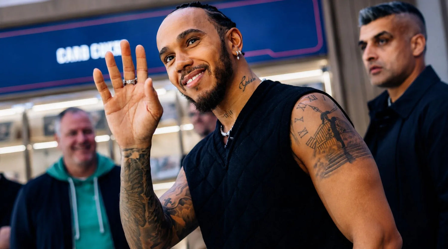 Lewis Hamilton 出席 Card Culture 法蘭克福旗艦店開幕活動，向現場粉絲揮手致意。