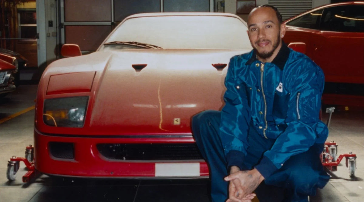 Lewis Hamilton 蹲坐在車庫中的法拉利 F40 旁,公布這台珍藏愛車