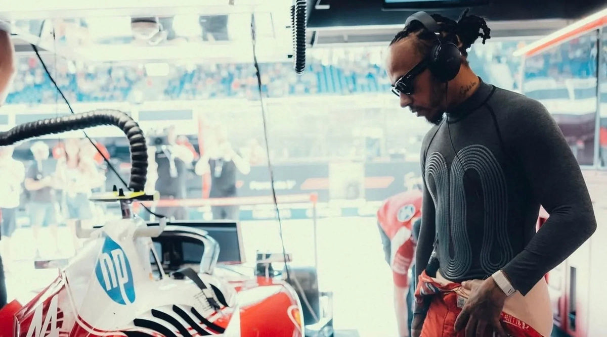Lewis Hamilton 在 Ferrari 車庫內，回應外界關於要求更換車隊工作人員的傳聞
