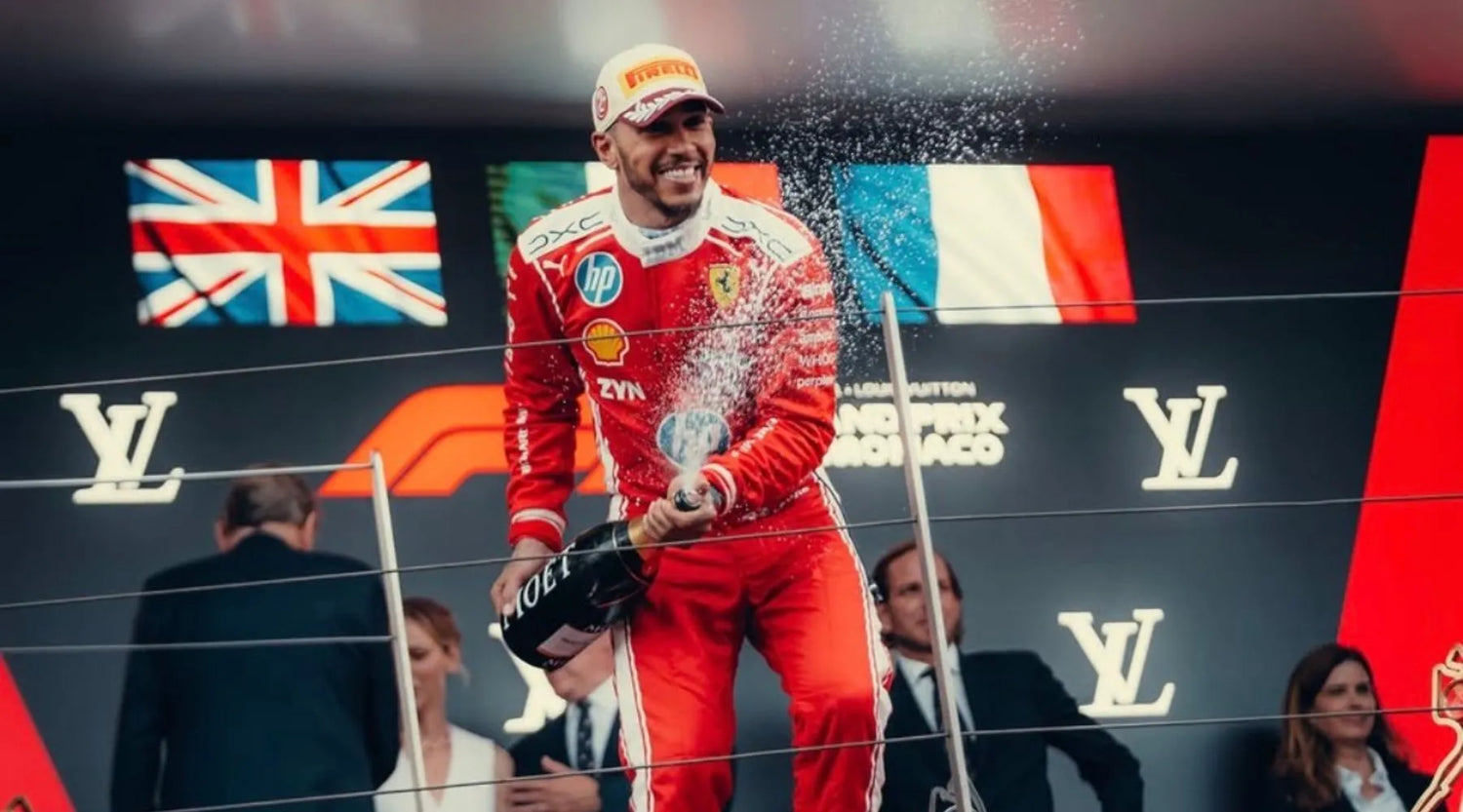 Lewis Hamilton 身穿 Ferrari 賽車服站上頒獎台，象徵他在連續兩站奪下亞軍後重燃世界冠軍希望