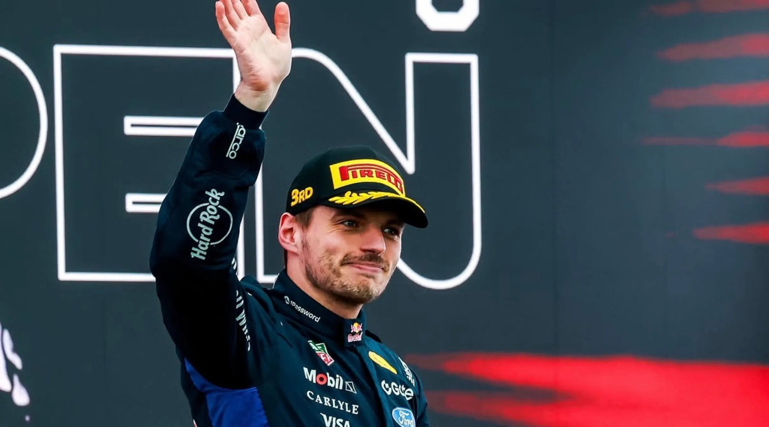 Red Bull 車手在賽後揮手致意，呼應 F1 動力單元規則與能源管理爭議