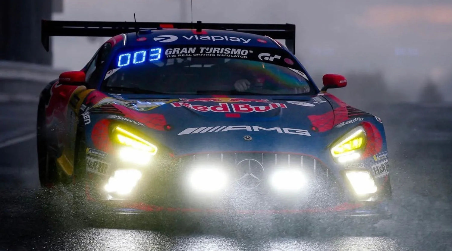 Max Verstappen 駕駛 Mercedes-AMG GT3 於 Nürburgring 24h 夜間雨戰中領跑畫面