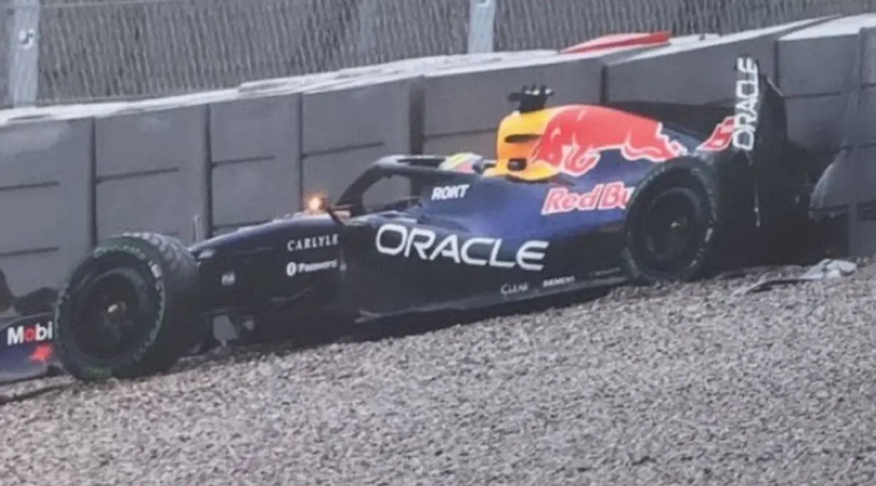 Isack Hadjar 於巴賽隆納進行閉門測試時，將賽車 RB22 撞上護欄