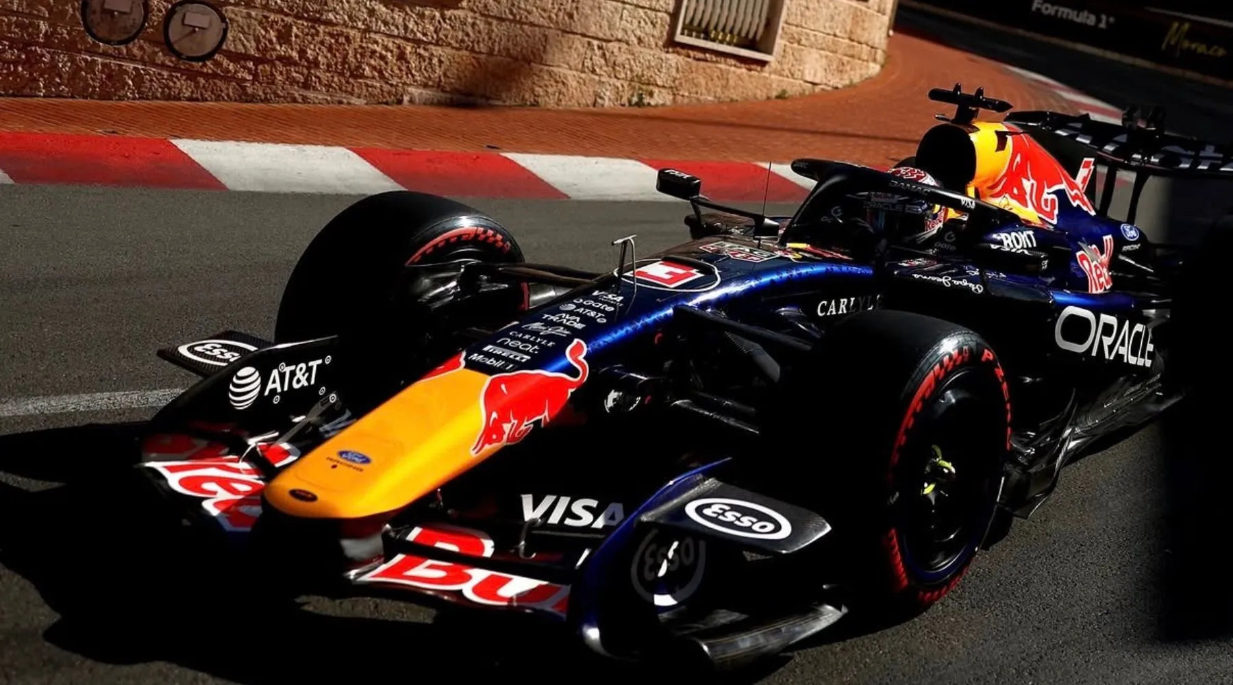 Red Bull 賽車在摩納哥賽道行駛，象徵 RBPT-Ford 被 FIA 評為 2026 ADUO 最強內燃機