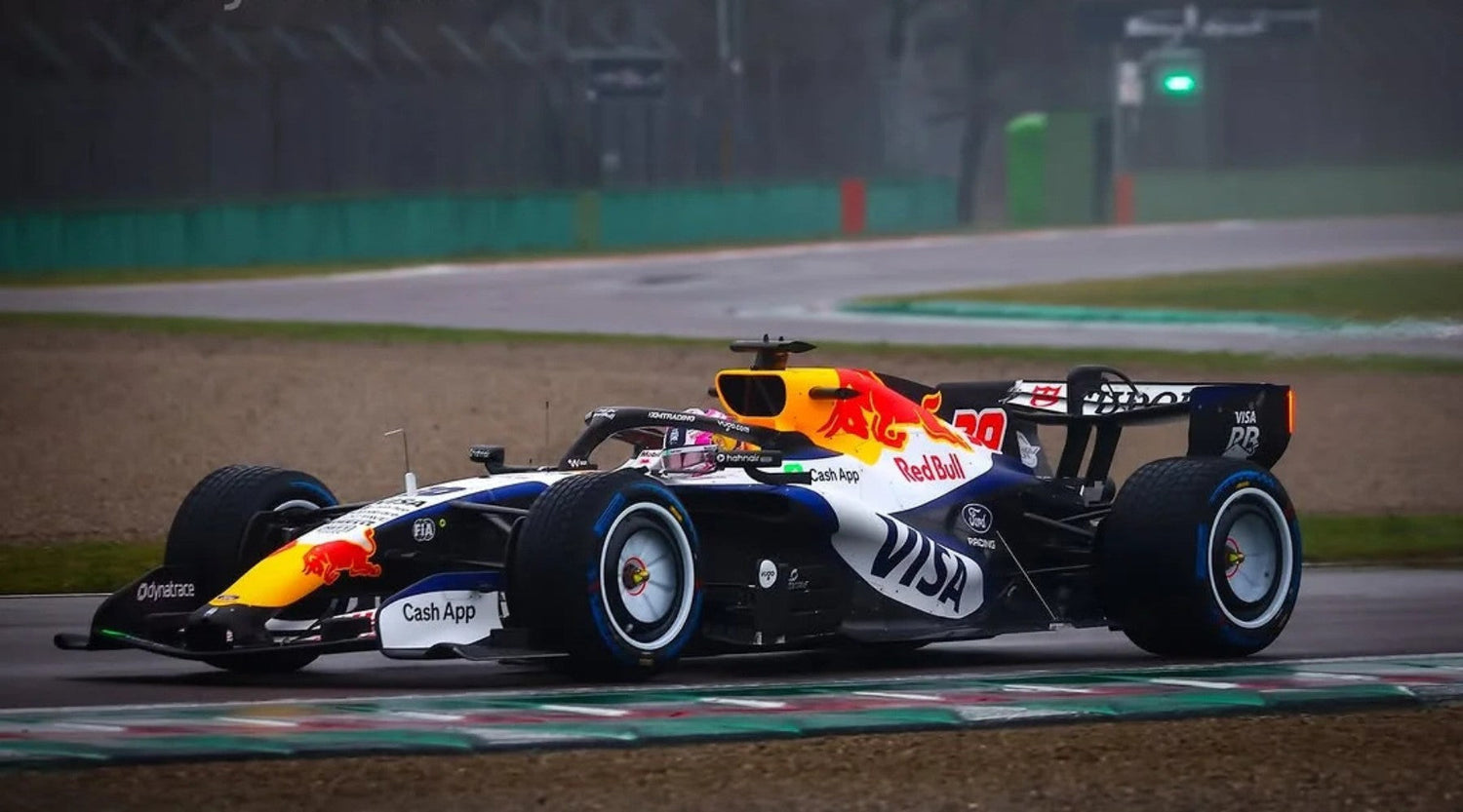 VCARB 03 於義大利 Imola 賽道執行宣傳日測試，展示新車在賽道上的行駛姿態