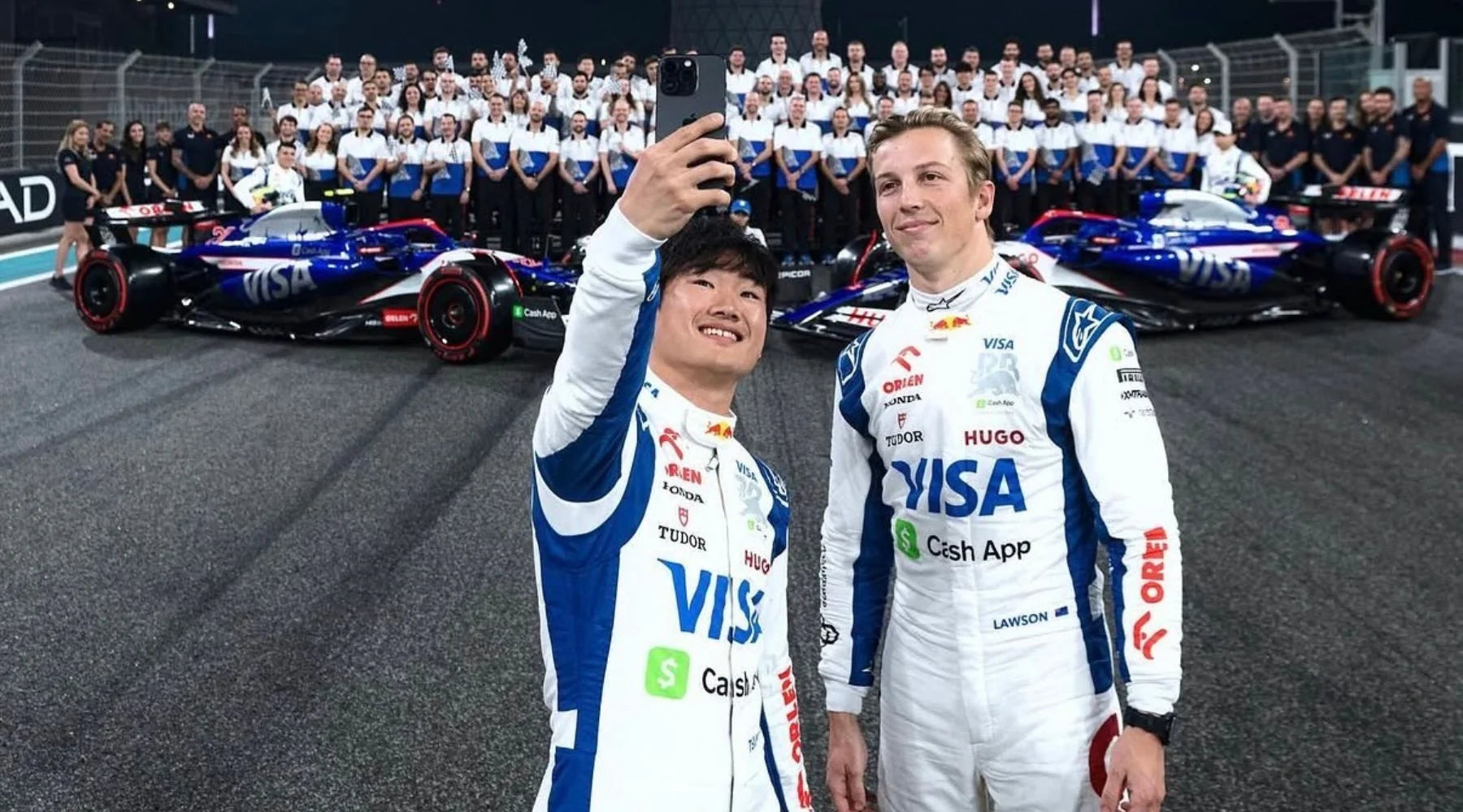 角田裕毅與 Liam Lawson 在 Racing Bulls 車隊合照中自拍留念